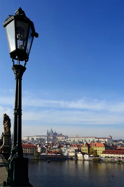 Nehir ve Prag Kalesi'nin görünümü — Stok fotoğraf