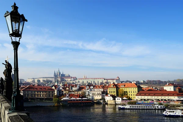 Nehir ve Prag Kalesi'nin görünümü — Stok fotoğraf