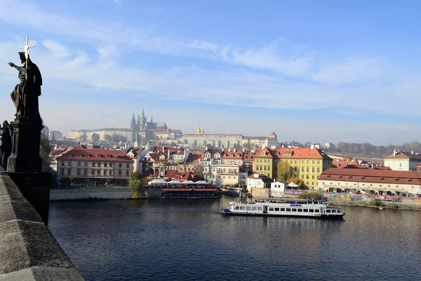 Pohled na řeku a Pražský hrad — Stock fotografie