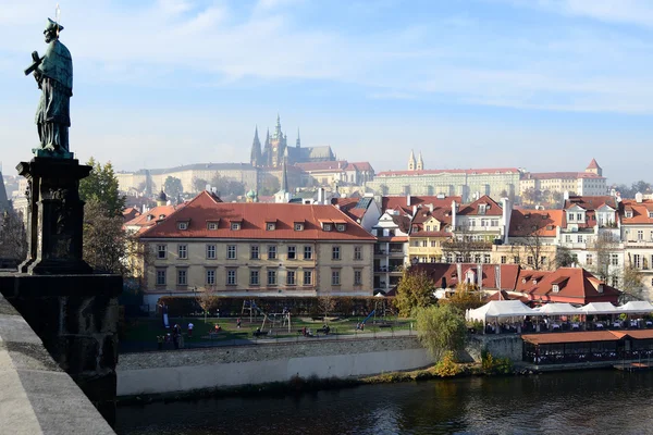 Utsikt över floden och slottet Prag — Stockfoto