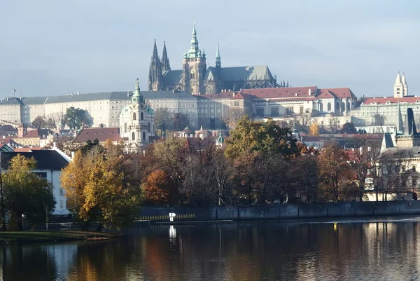 Prag Kalesi ile nehir — Stok fotoğraf