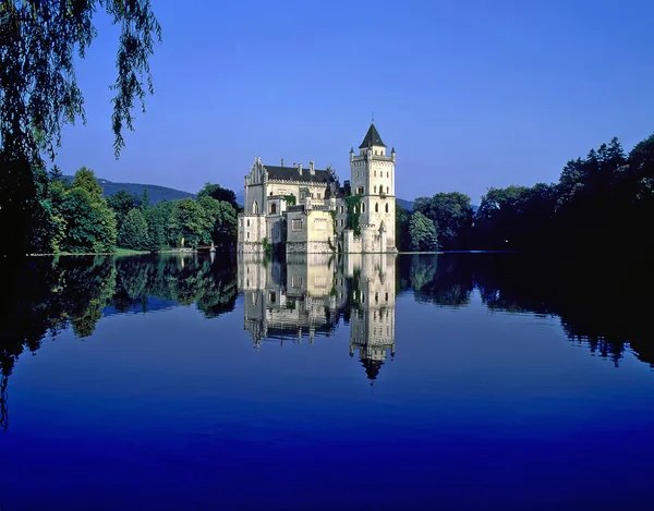 湖上的城堡 — 图库照片