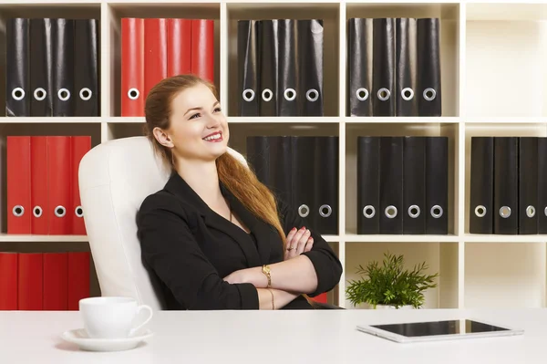 オフィスにおける笑顔の女性の肖像 — ストック写真