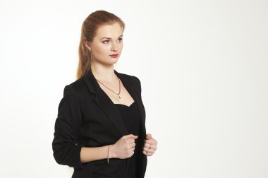 siyah elbiseli bir iş kadını