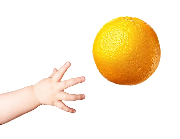 Kinderhand und Orange auf weißem Hintergrund — Stockfoto