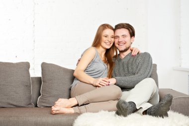 Kanepedeki genç çift.