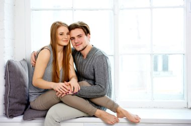 Kanepedeki genç çift.