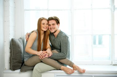 Kanepedeki genç çift.