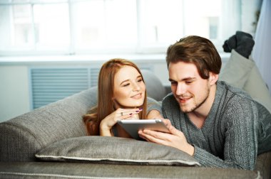 Genç çift bir tablet PC'yi kullanma