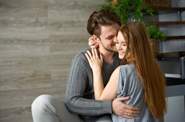 Genç kız erkek arkadaşını ukulele oynarken