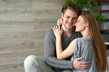 Genç kız erkek arkadaşını ukulele oynarken