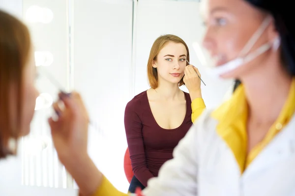 Brows coloring process. Beauty industry. — Stock Photo, Image