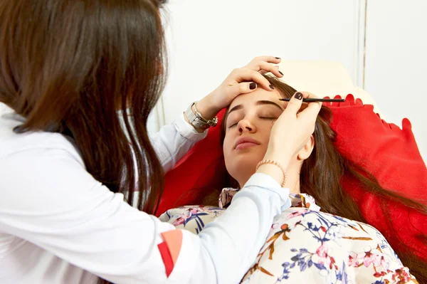 Correction of eyebrows in a beauty salon — Stock Photo, Image