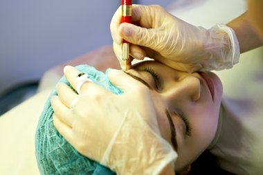 Makyajcısı yapım kalıcı kaş makyaj