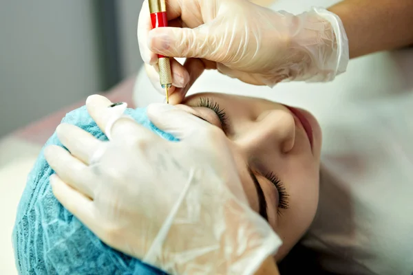 Cosmetician making permanent eyebrow make up — Stock Photo, Image