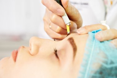 Kaş kalıcı hale getirme Master makyaj