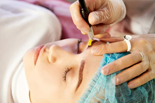 Master making permanent eyebrow make up — Stock Photo, Image