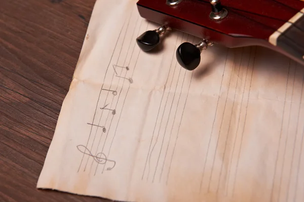 Ukelele en aantekeningen op muzikale papier — Stockfoto