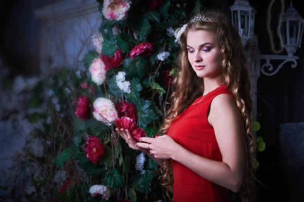 Peri masalı. Mistik bir bahçede oturan Kırmızı elbiseli güzel prenses — Stok fotoğraf