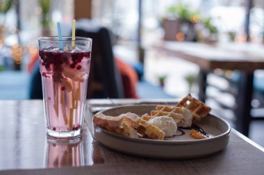 Dondurmalı Belçika waffle 'ı.