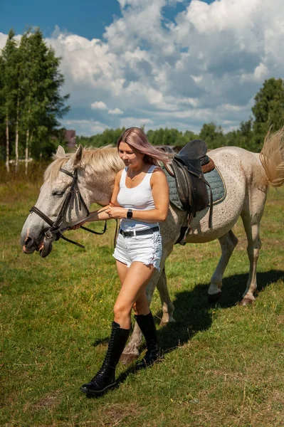 Atı olan güzel bir kız — Stok fotoğraf