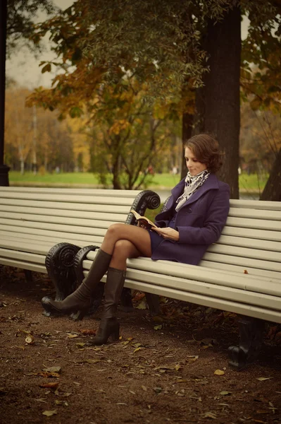 Jeune belle fille avec un livre — Photo