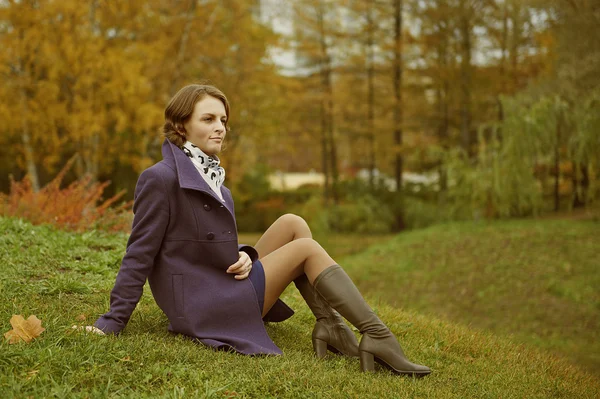 Mooie jonge vrouw poseren in park — Stockfoto