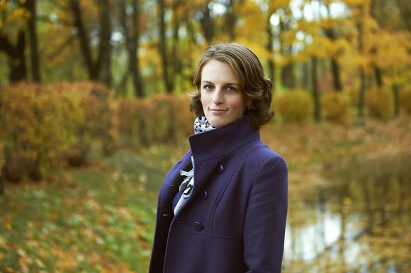 Belle jeune femme posant dans le parc — Photo