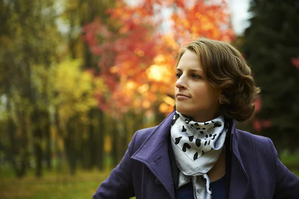 Belle jeune femme posant dans le parc — Photo