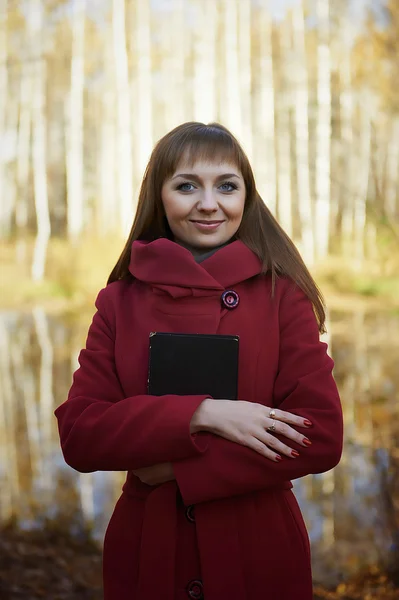 Krásná mladá dívka s knihou — Stock fotografie