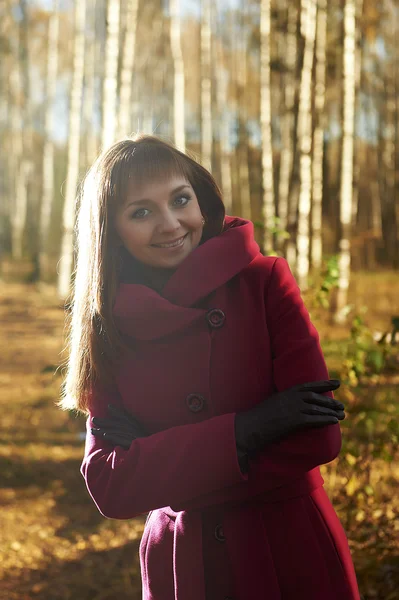 Jovem mulher no outono jardim fundo — Fotografia de Stock