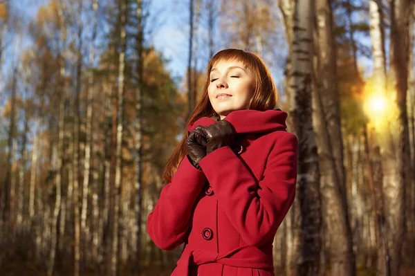 Junge Frau auf Herbst Garten Hintergrund — Stockfoto