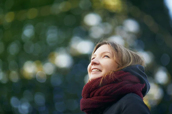 Jonge mooie vrouw buiten in de winter — Stockfoto