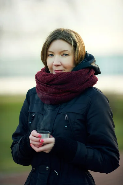 Femme tenant tasse avec boisson chaude — Photo