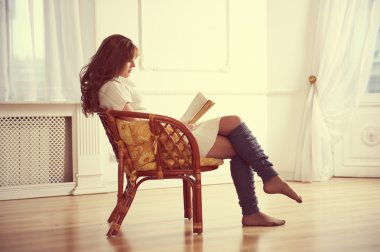 Kitap okuyan bir kadın.