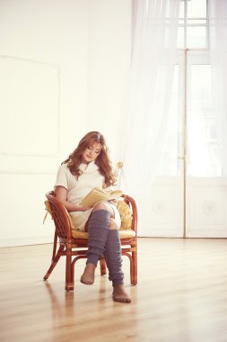 Kitap okuyan bir kadın.