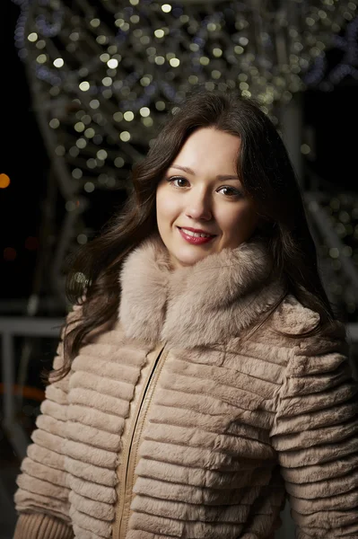 Télen egy gyönyörű nő portréja — Stock Fotó