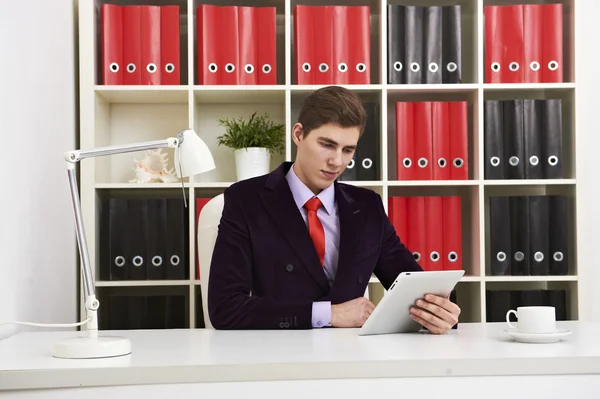 Geschäftsmann mit Tablet im Büro — Stockfoto