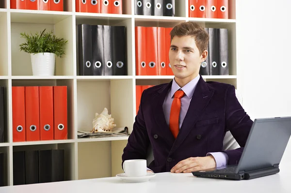 Jungunternehmer bei der Arbeit — Stockfoto