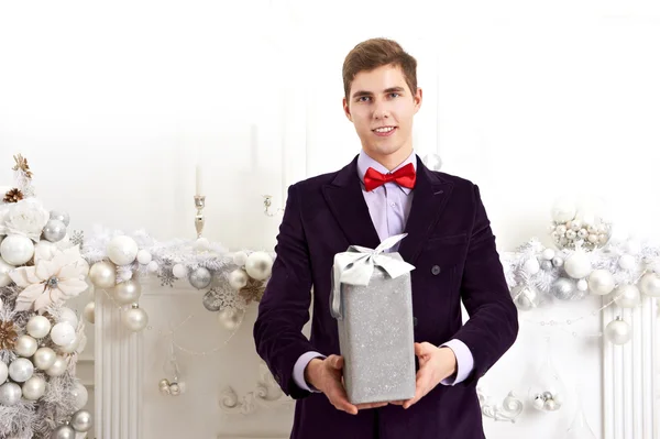 Young man holding gift box — Stock Photo, Image