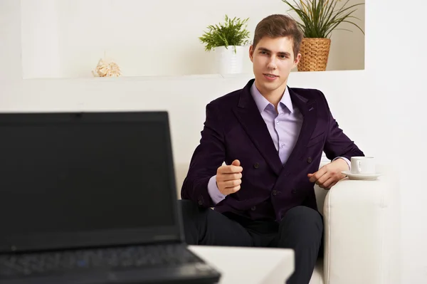 Jungunternehmer spricht über Treffen im Büro — Stockfoto