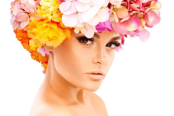 Hermosa mujer con corona de flores. — Foto de Stock