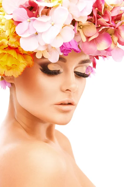 Hermosa mujer con corona de flores. —  Fotos de Stock