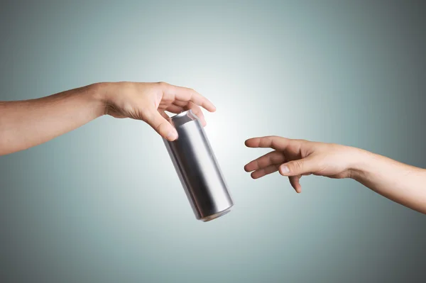 Mano maschile dando una lattina di birra ad un'altra persona — Foto Stock