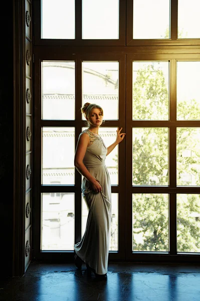 Luxury Young Woman in Evening Dress — Stock Photo, Image