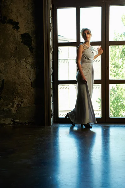 Mujer en vestido de noche — Foto de Stock