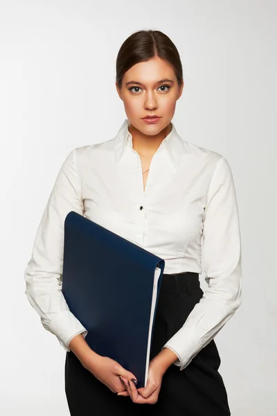 Retrato de mulher de negócios com pasta de papel — Fotografia de Stock