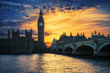 Big Ben ve Westminster Köprüsü manzarasına gün batımında