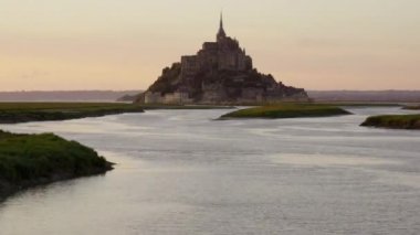 Gün batımında ünlü Mont-Saint-Michel