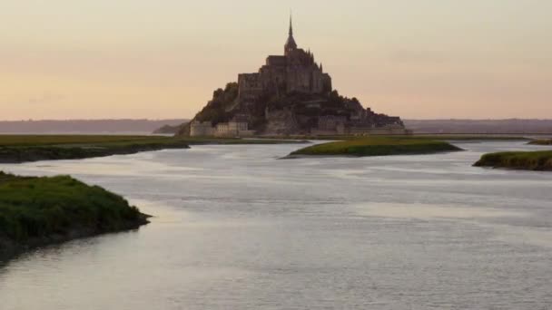 Berömda Mont-Saint-Michel i solnedgången — Stockvideo